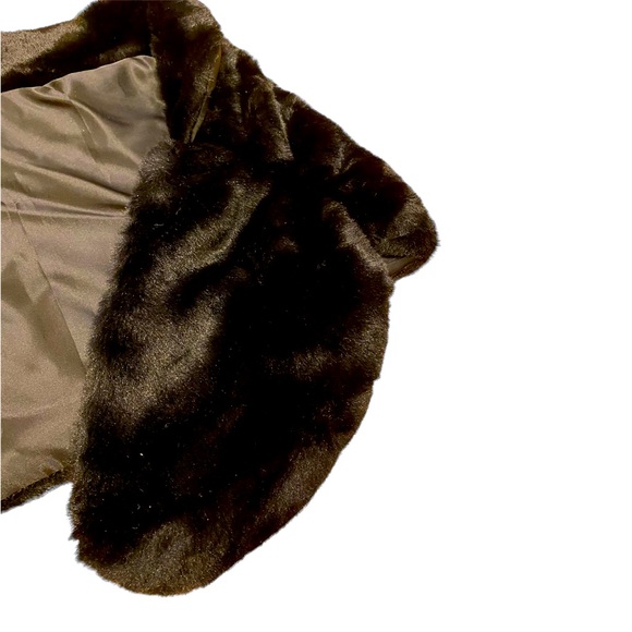 Women’s CLMMEIYUA Faux Fur Shrug/Wrap/Shawl Over the Shoulders OS fits medium - Picture 6 of 7